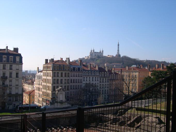  Vue sur la colline de Fourvière depuis la Croix-Rousse
